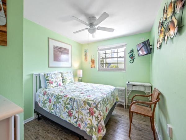 Charming 3 Bedroom Vacation House Sleeps 8 Guests