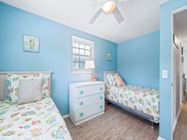 Charming 3 Bedroom Vacation House Sleeps 8 Guests