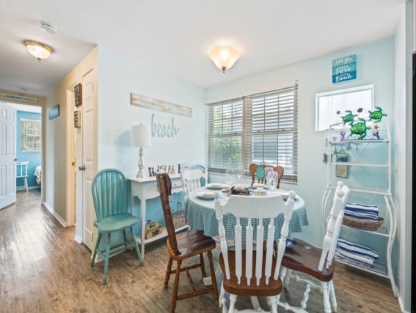 Charming 3 Bedroom Vacation House Sleeps 8 Guests
