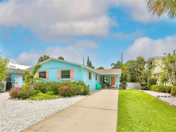 Charming 3 Bedroom Vacation House Sleeps 8 Guests