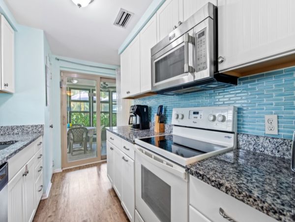 Charming 3 Bedroom Vacation House Sleeps 8 Guests