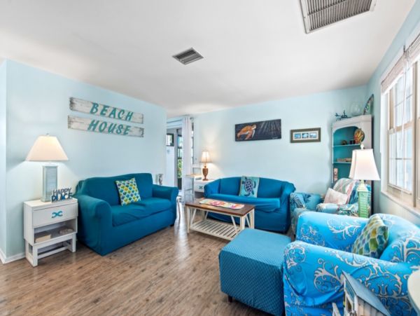 Charming 3 Bedroom Vacation House Sleeps 8 Guests