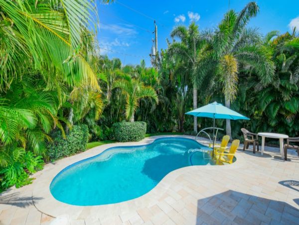 Charming 3 Bedroom Vacation House Sleeps 8 Guests