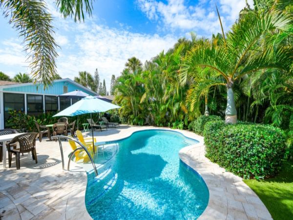 Charming 3 Bedroom Vacation House Sleeps 8 Guests
