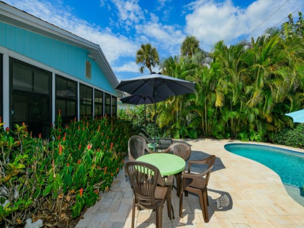 Charming 3 Bedroom Vacation House Sleeps 8 Guests