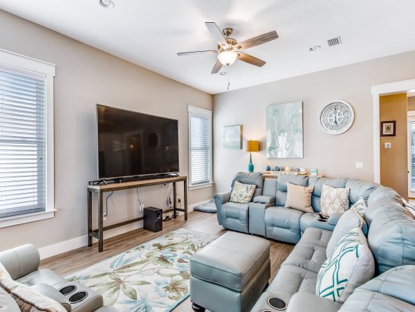 6 Bedroom House 1/2 block from the Beach