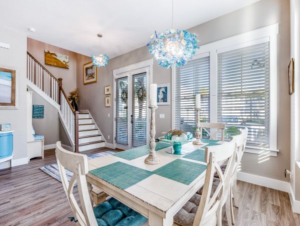 6 Bedroom House 1/2 block from the Beach