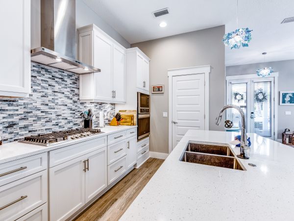 6 Bedroom House 1/2 block from the Beach