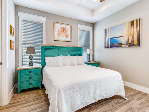 6 Bedroom House 1/2 block from the Beach