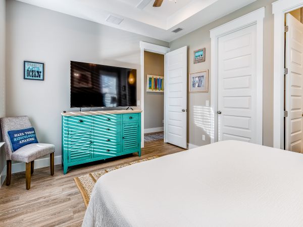 6 Bedroom House 1/2 block from the Beach