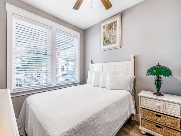 6 Bedroom House 1/2 block from the Beach