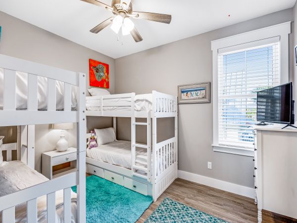 6 Bedroom House 1/2 block from the Beach