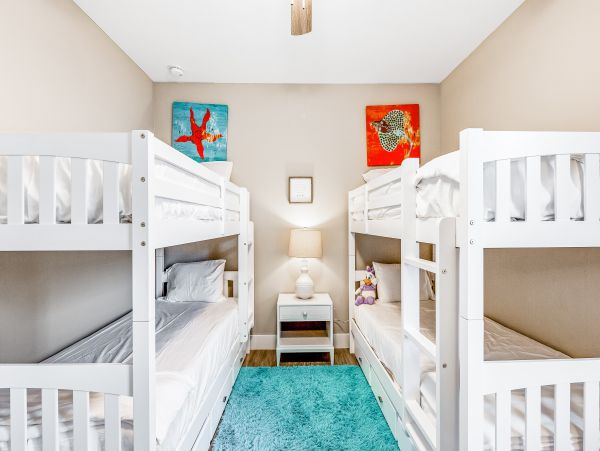 6 Bedroom House 1/2 block from the Beach