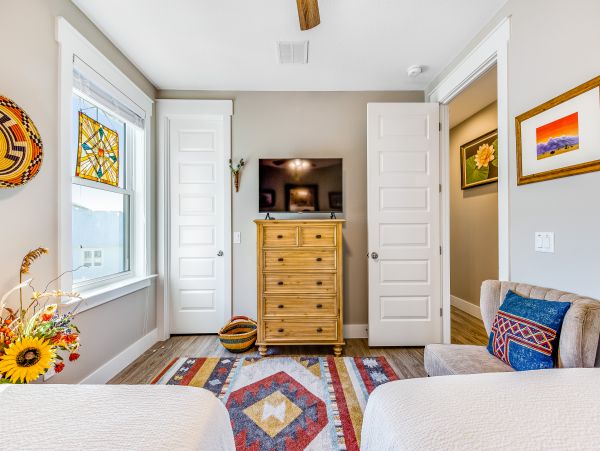 6 Bedroom House 1/2 block from the Beach