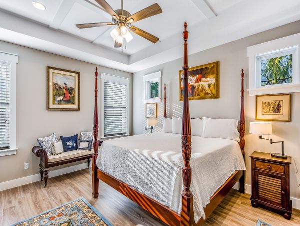 6 Bedroom House 1/2 block from the Beach