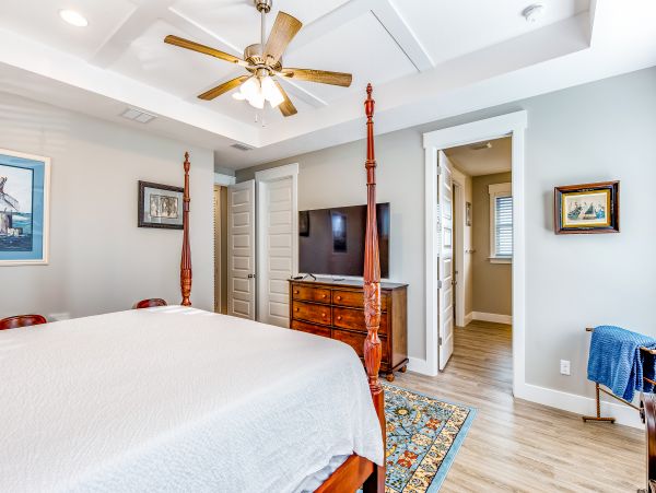 6 Bedroom House 1/2 block from the Beach