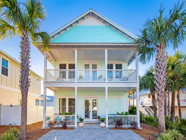 6 Bedroom House 1/2 block from the Beach