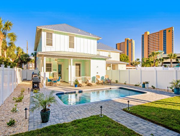 6 Bedroom House 1/2 block from the Beach