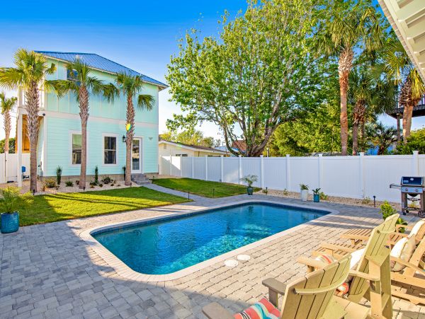 6 Bedroom House 1/2 block from the Beach
