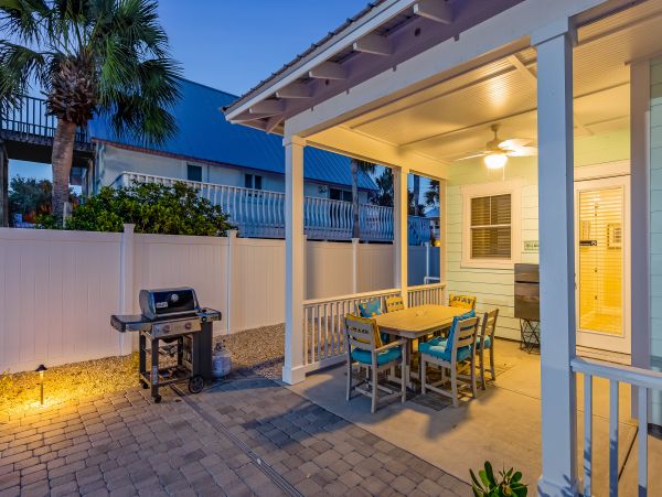 6 Bedroom House 1/2 block from the Beach