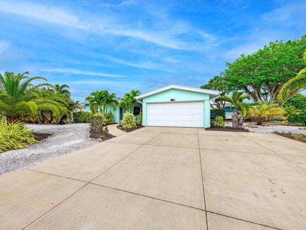 Bradenton 3 Bedroom Vacation Home with Dock Sleeps 6