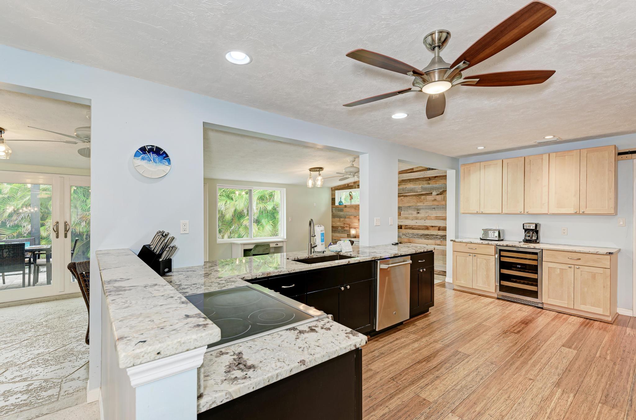 Bradenton 3 Bedroom Vacation Home with Dock Sleeps 6