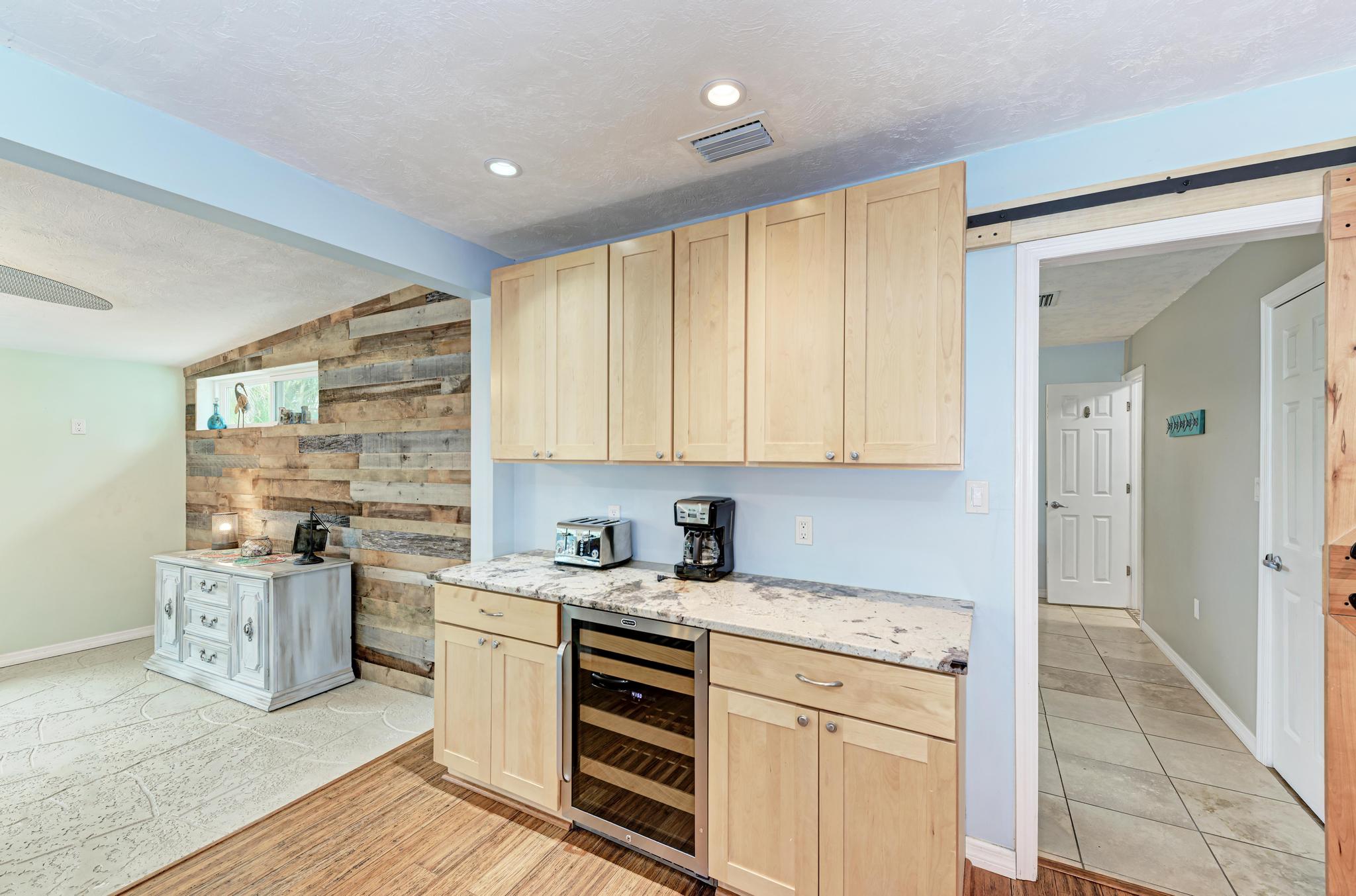 Bradenton 3 Bedroom Vacation Home with Dock Sleeps 6