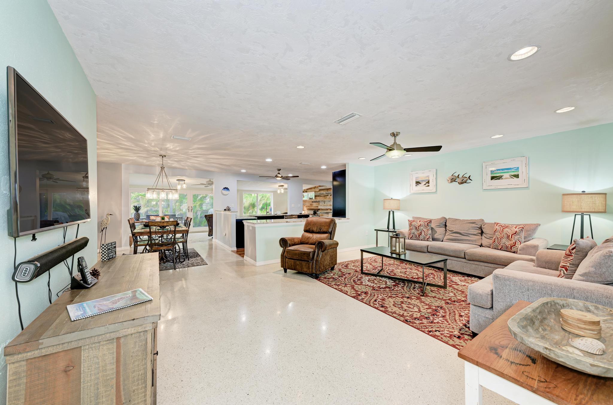 Bradenton 3 Bedroom Vacation Home with Dock Sleeps 6