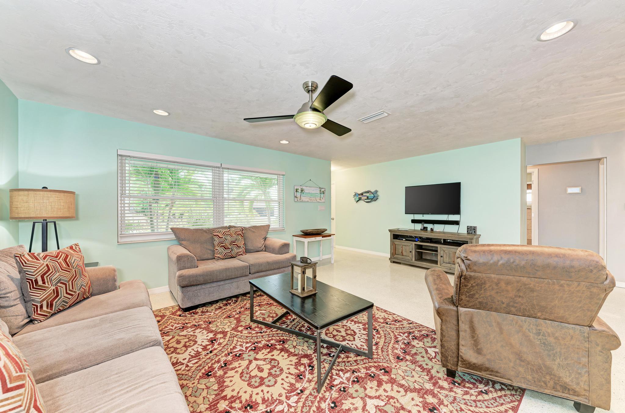 Bradenton 3 Bedroom Vacation Home with Dock Sleeps 6