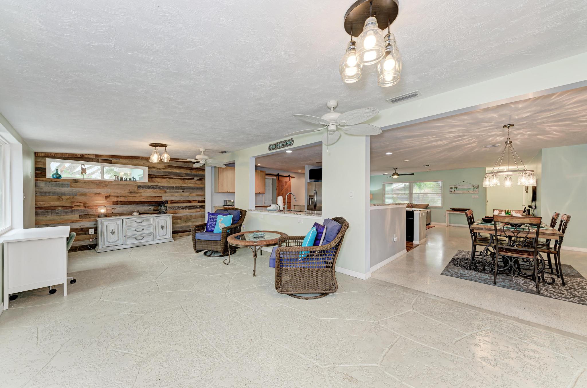 Bradenton 3 Bedroom Vacation Home with Dock Sleeps 6