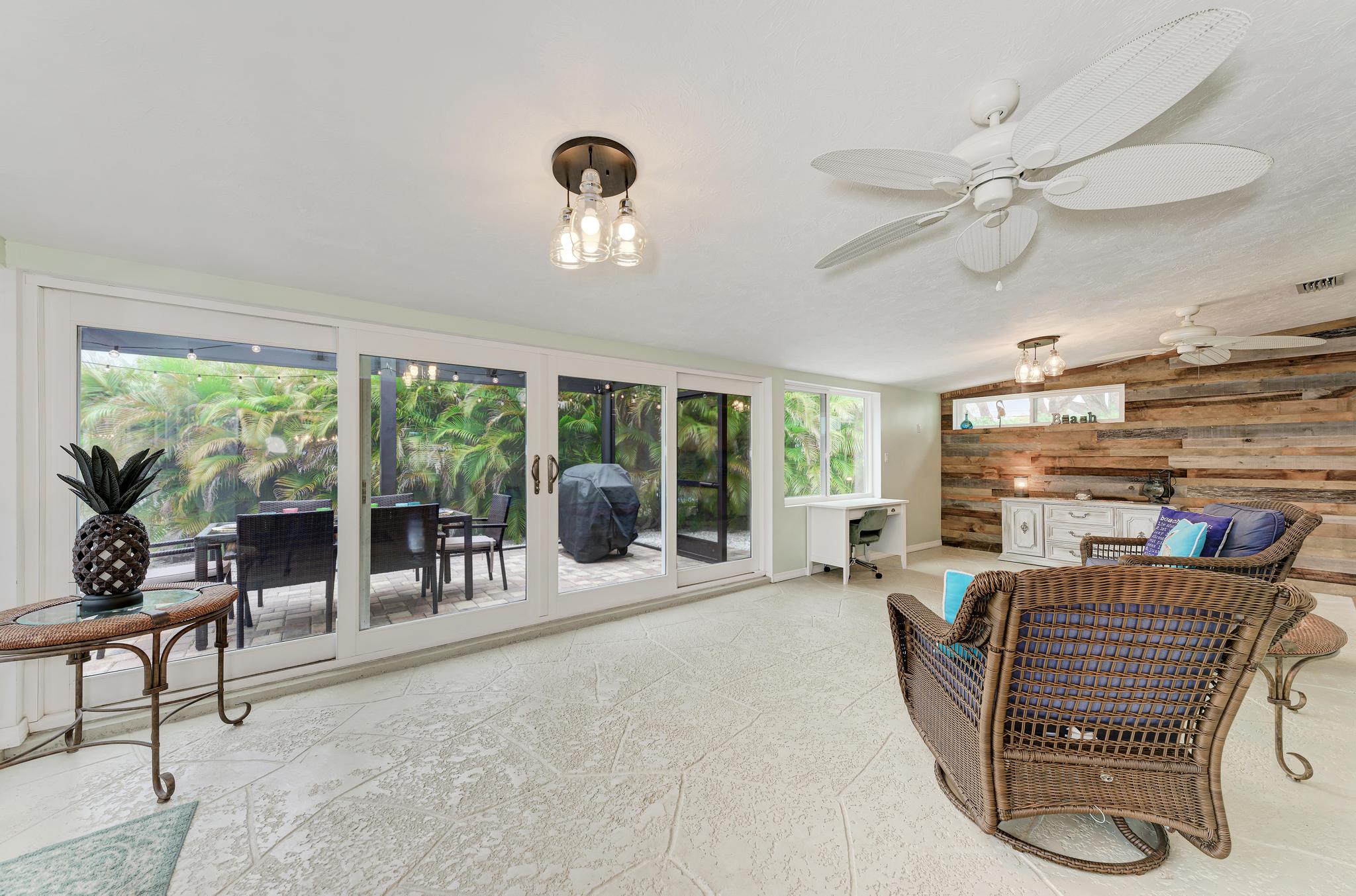Bradenton 3 Bedroom Vacation Home with Dock Sleeps 6