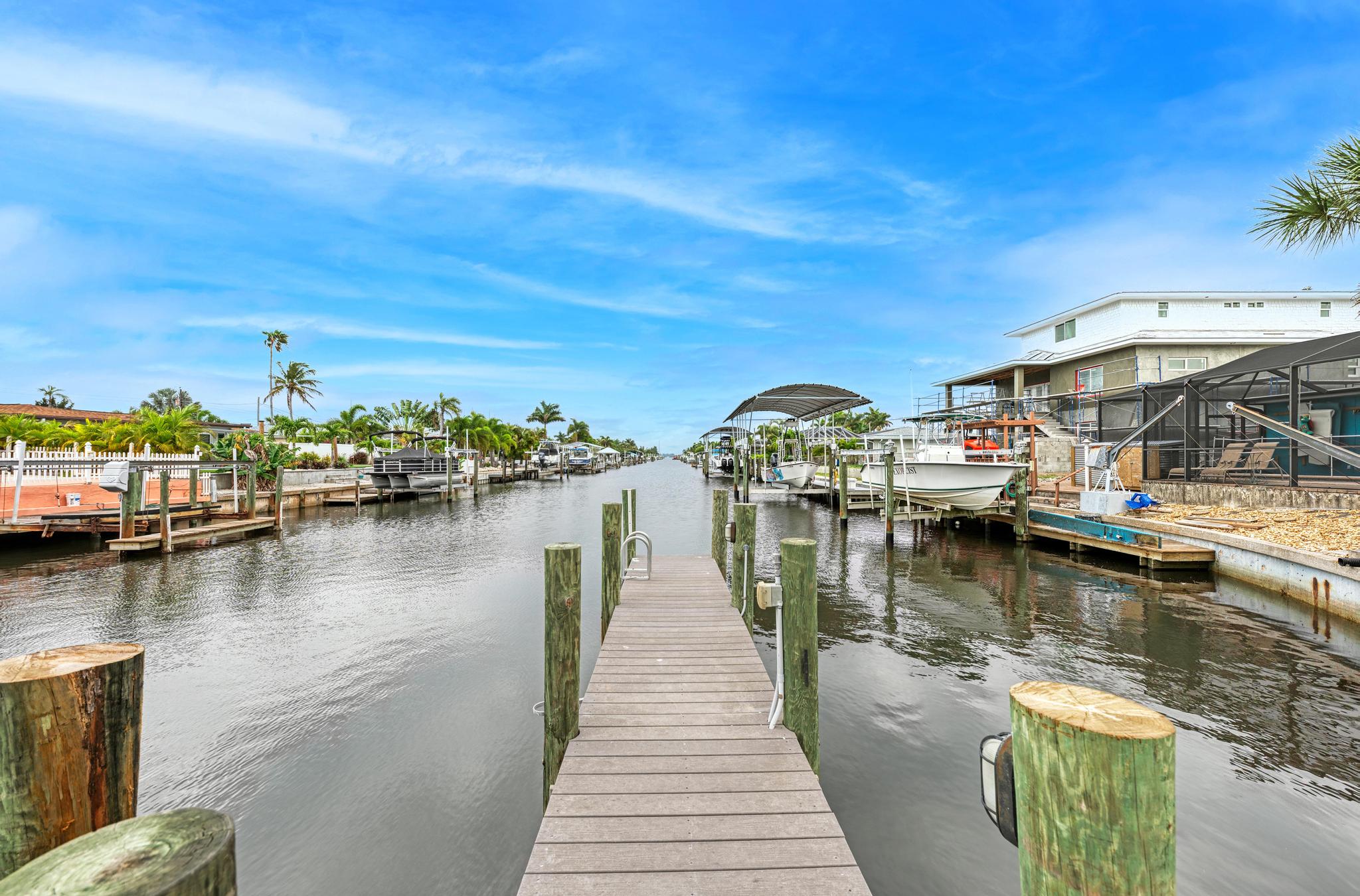 Bradenton 3 Bedroom Vacation Home with Dock Sleeps 6