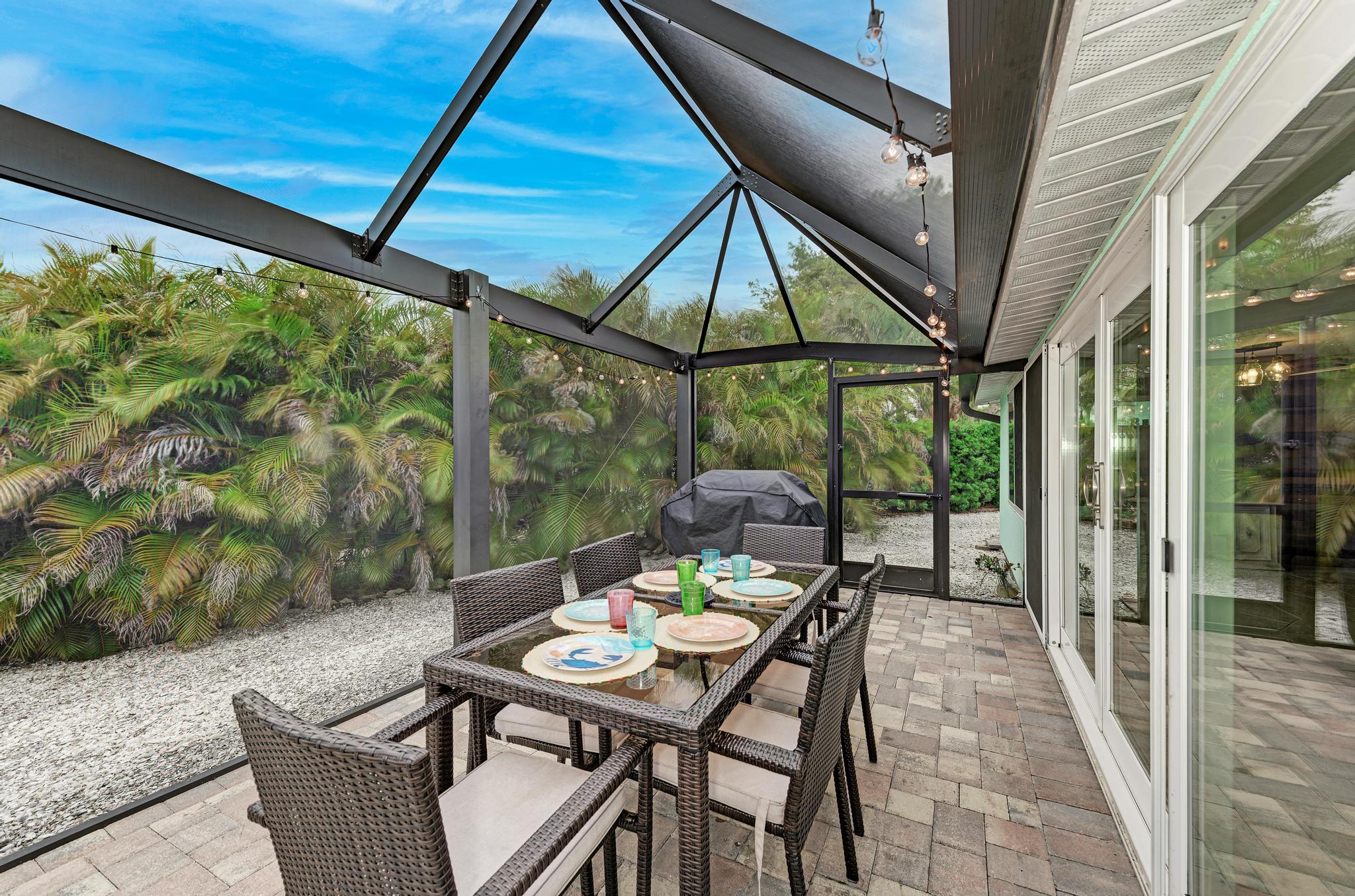 Bradenton 3 Bedroom Vacation Home with Dock Sleeps 6