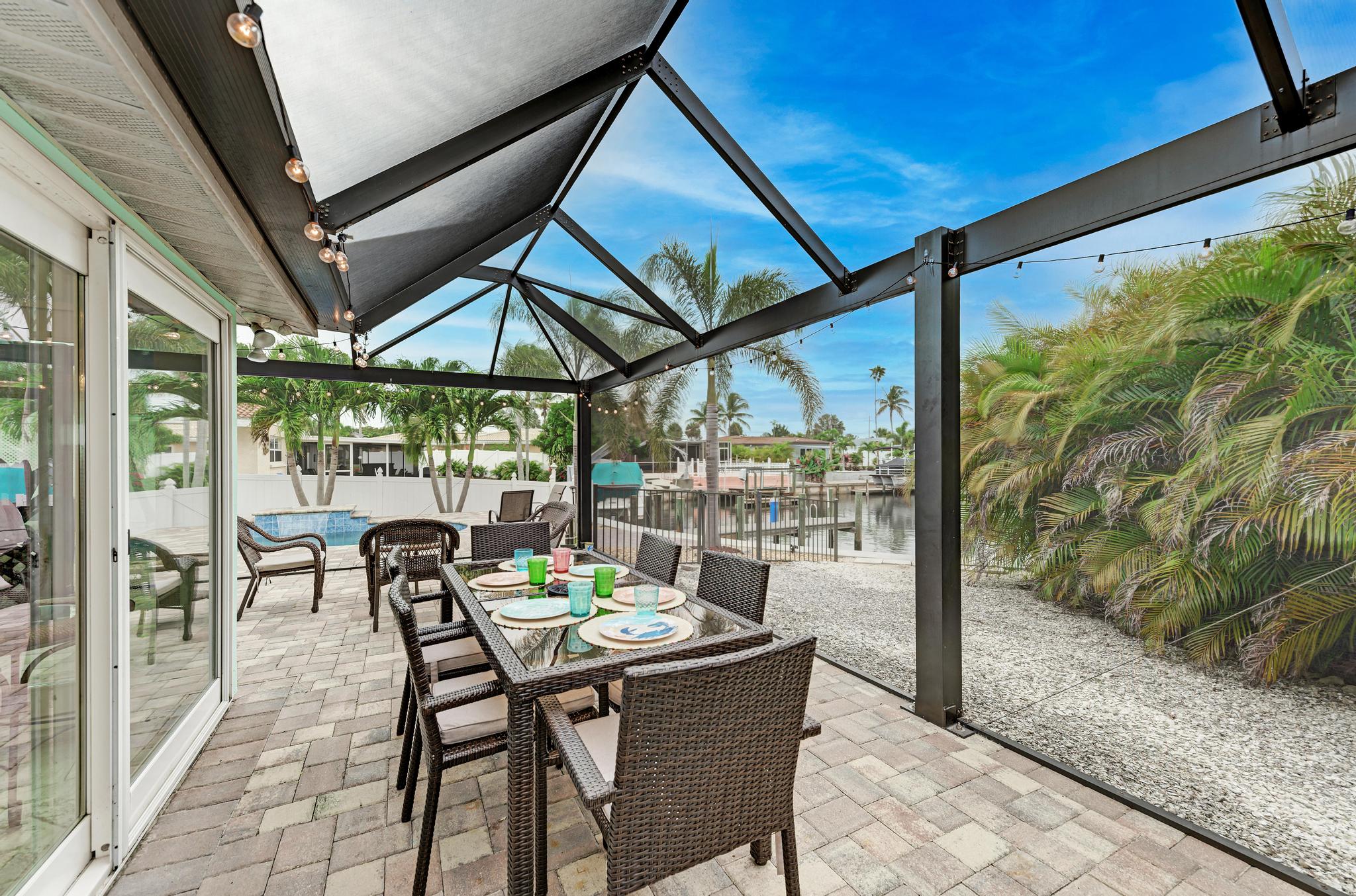 Bradenton 3 Bedroom Vacation Home with Dock Sleeps 6