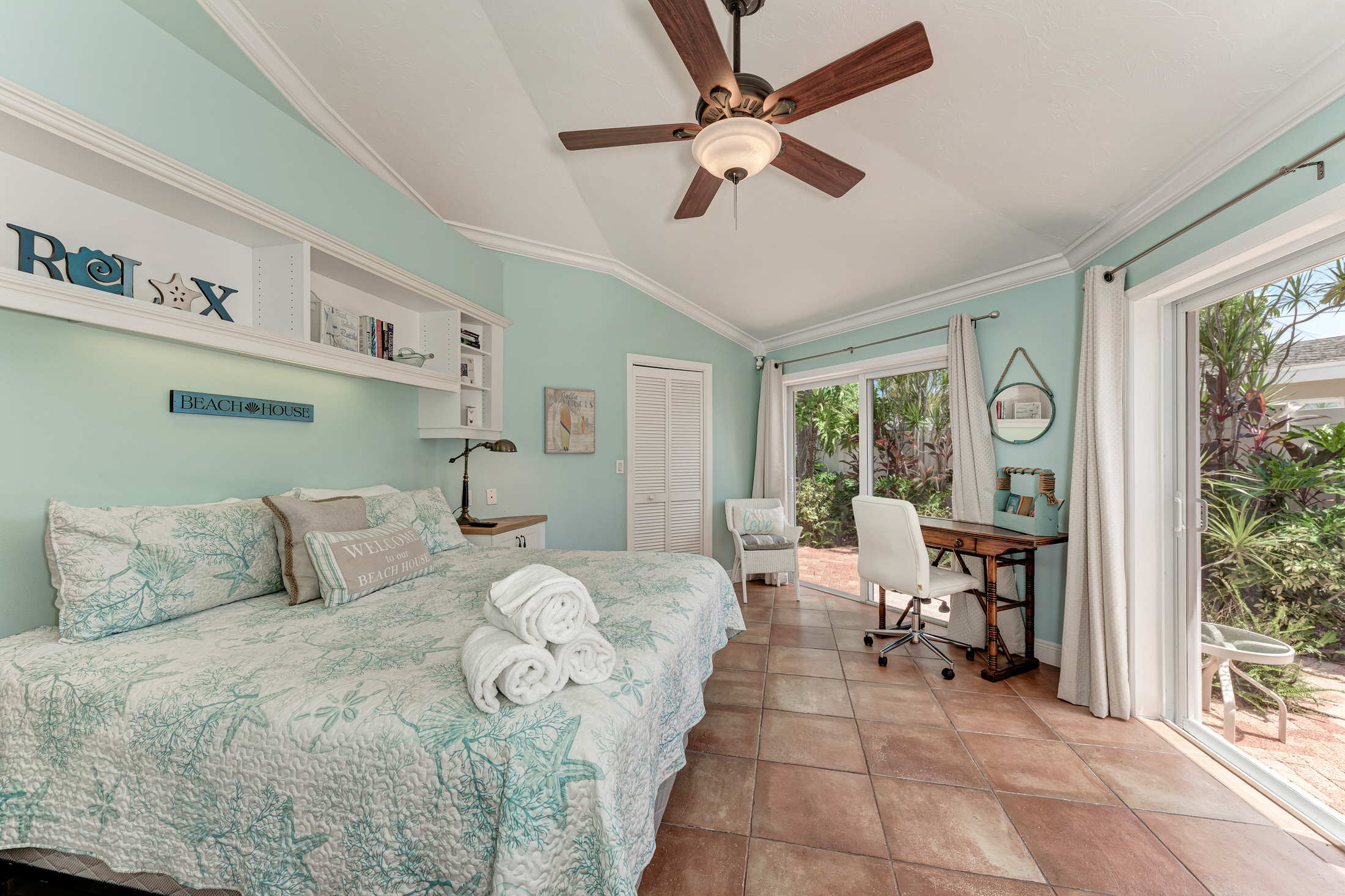 Two Bedroom Island Life Vacation Condo Rental Holmes Beach