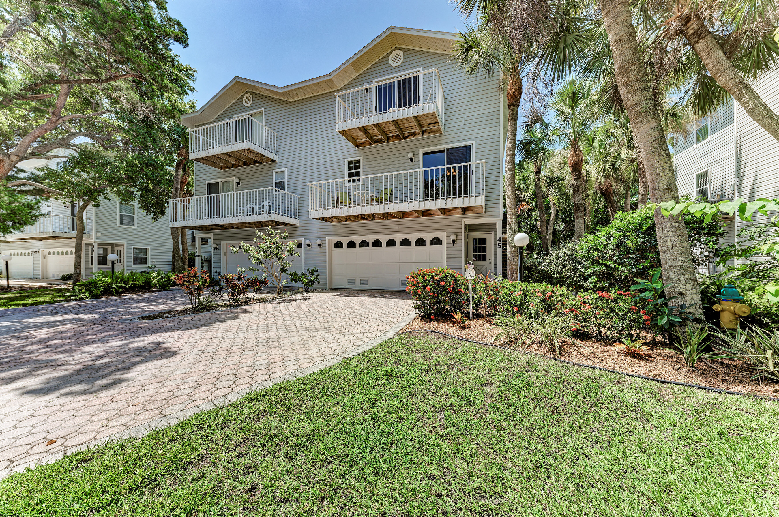 2 Bedroom Townhouse just a short walk to the beach