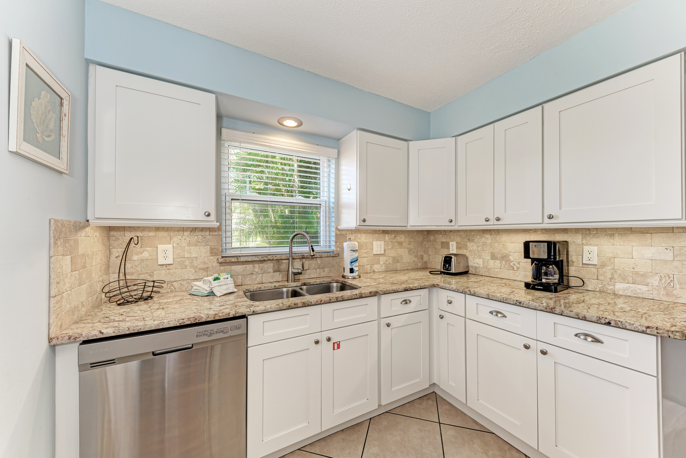 Holmes Beach Vacation Condo Two bedroom Walk  to  Beach