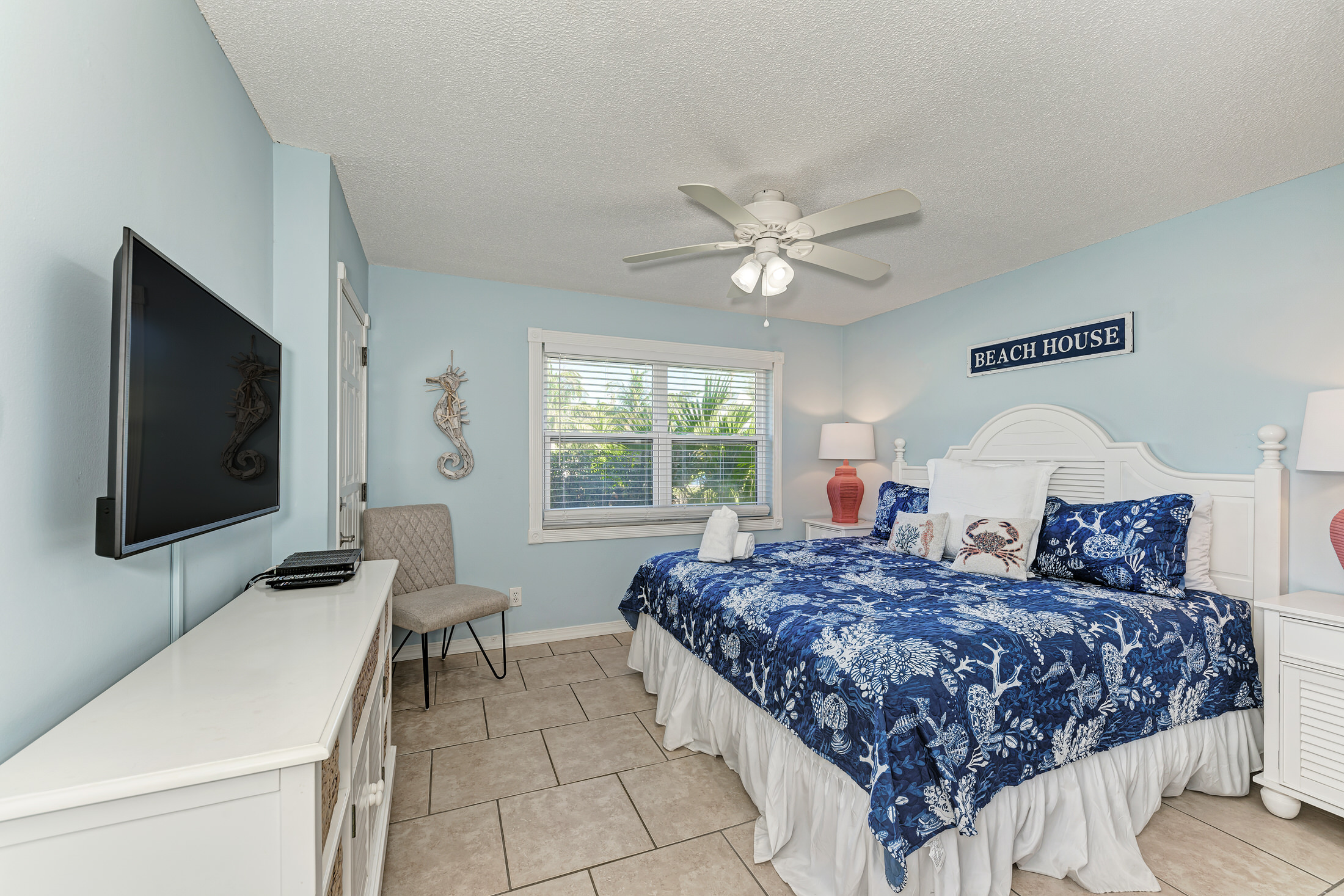 Holmes Beach Vacation Condo Two bedroom Walk  to  Beach