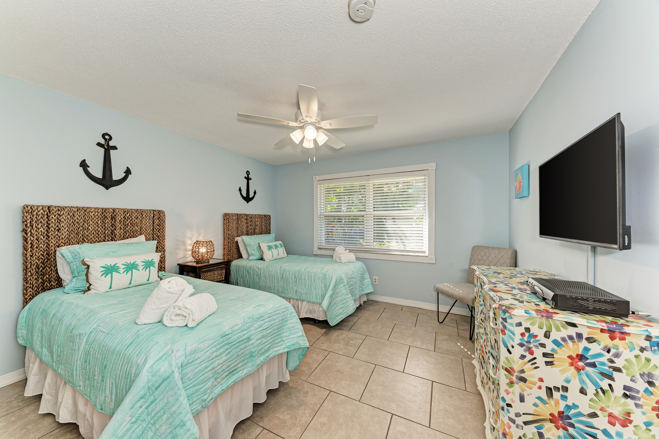 Holmes Beach Vacation Condo Two bedroom Walk  to  Beach