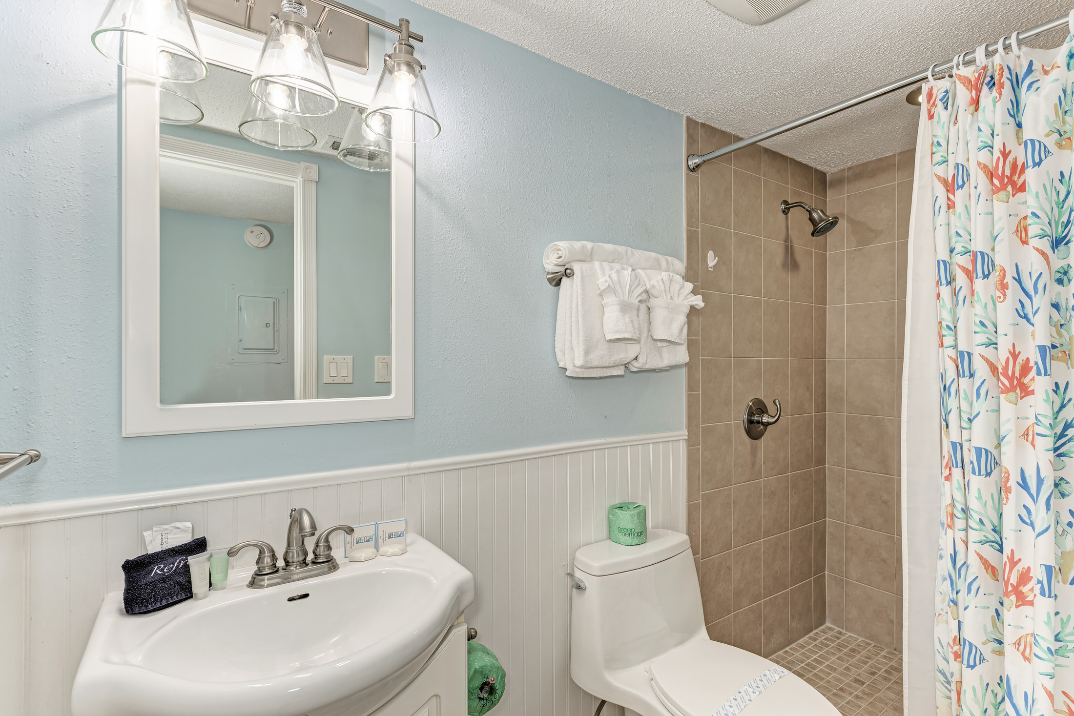 Holmes Beach Vacation Condo Two bedroom Walk  to  Beach