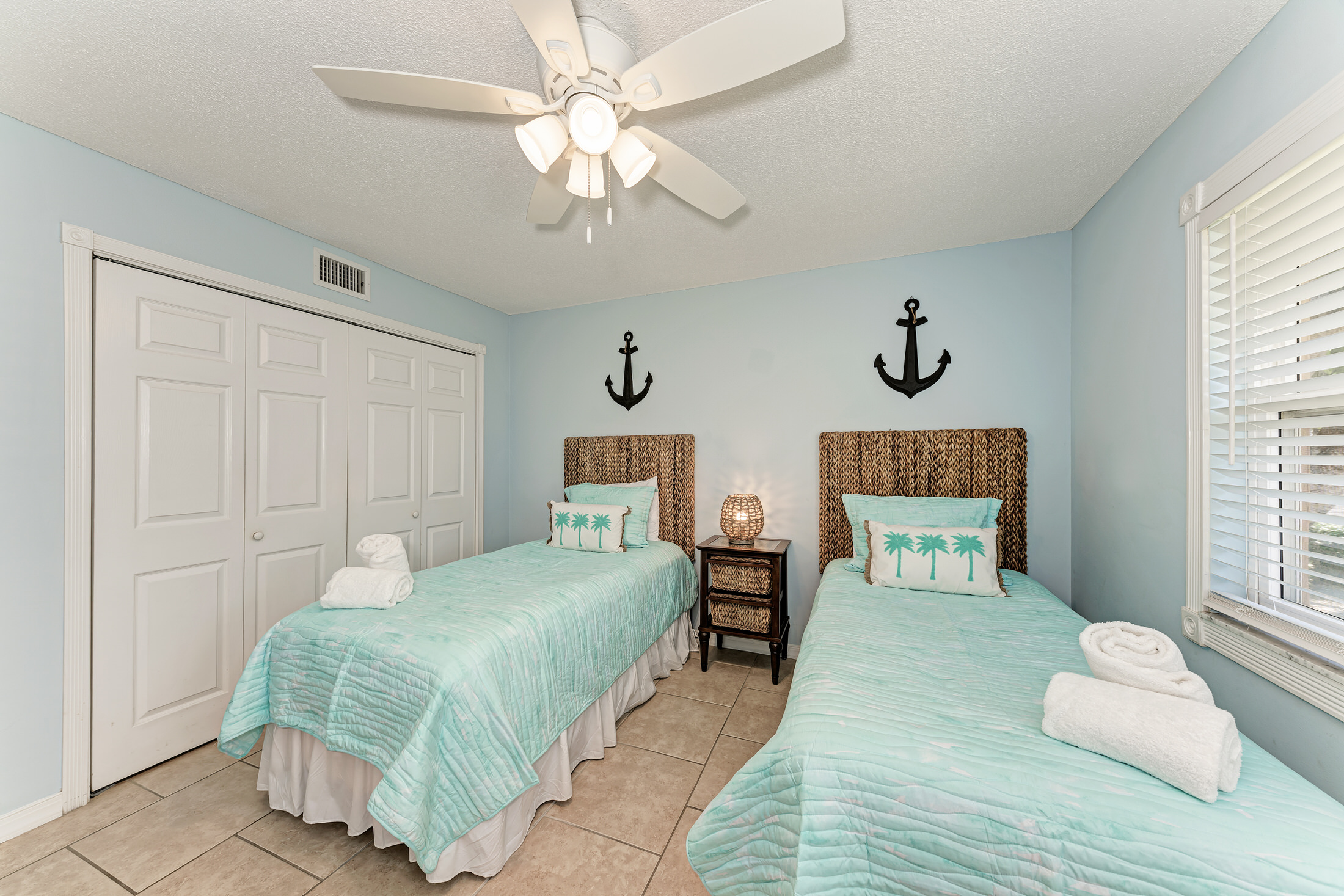 Holmes Beach Vacation Condo Two bedroom Walk  to  Beach