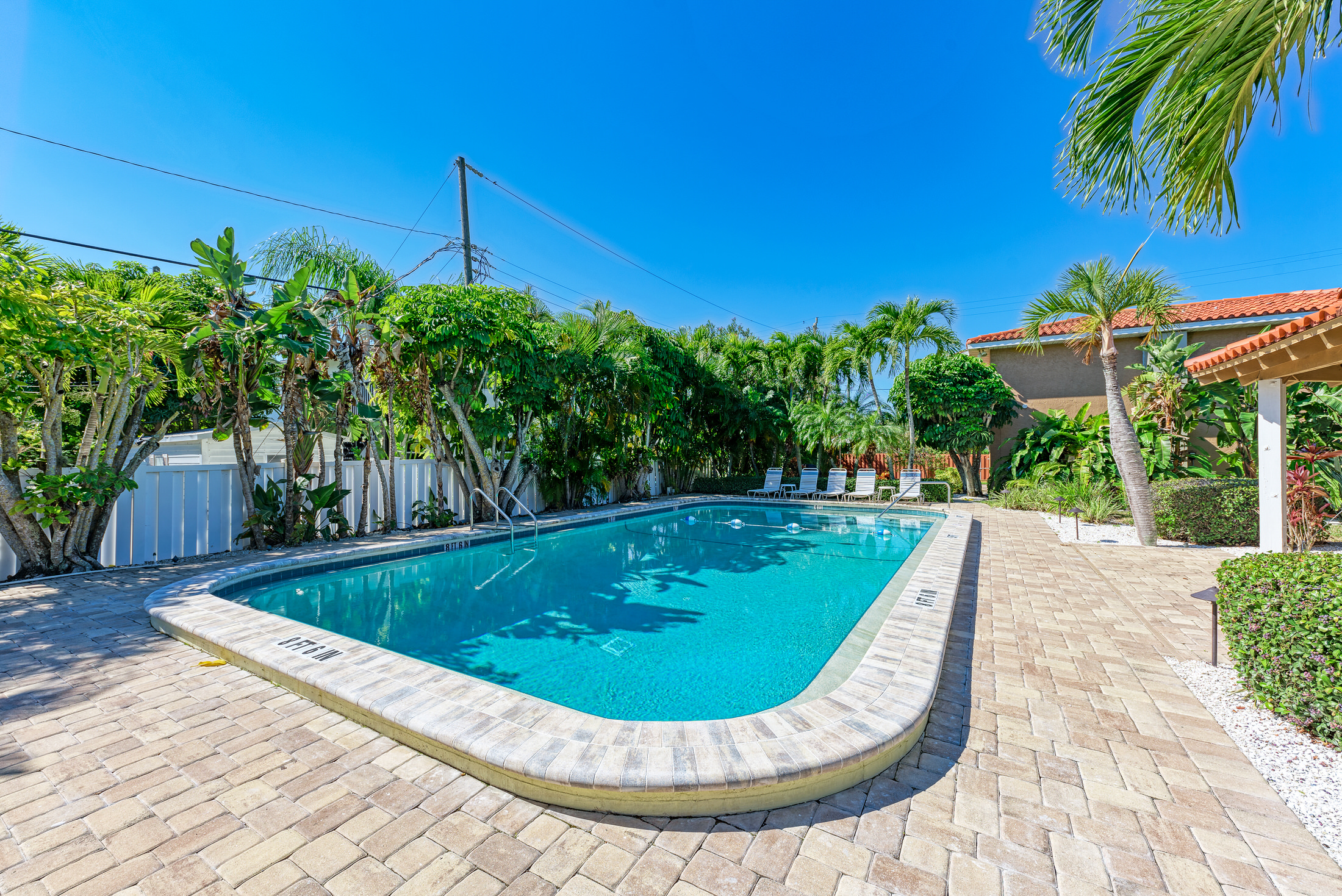 Holmes Beach Vacation Condo Two bedroom Walk  to  Beach