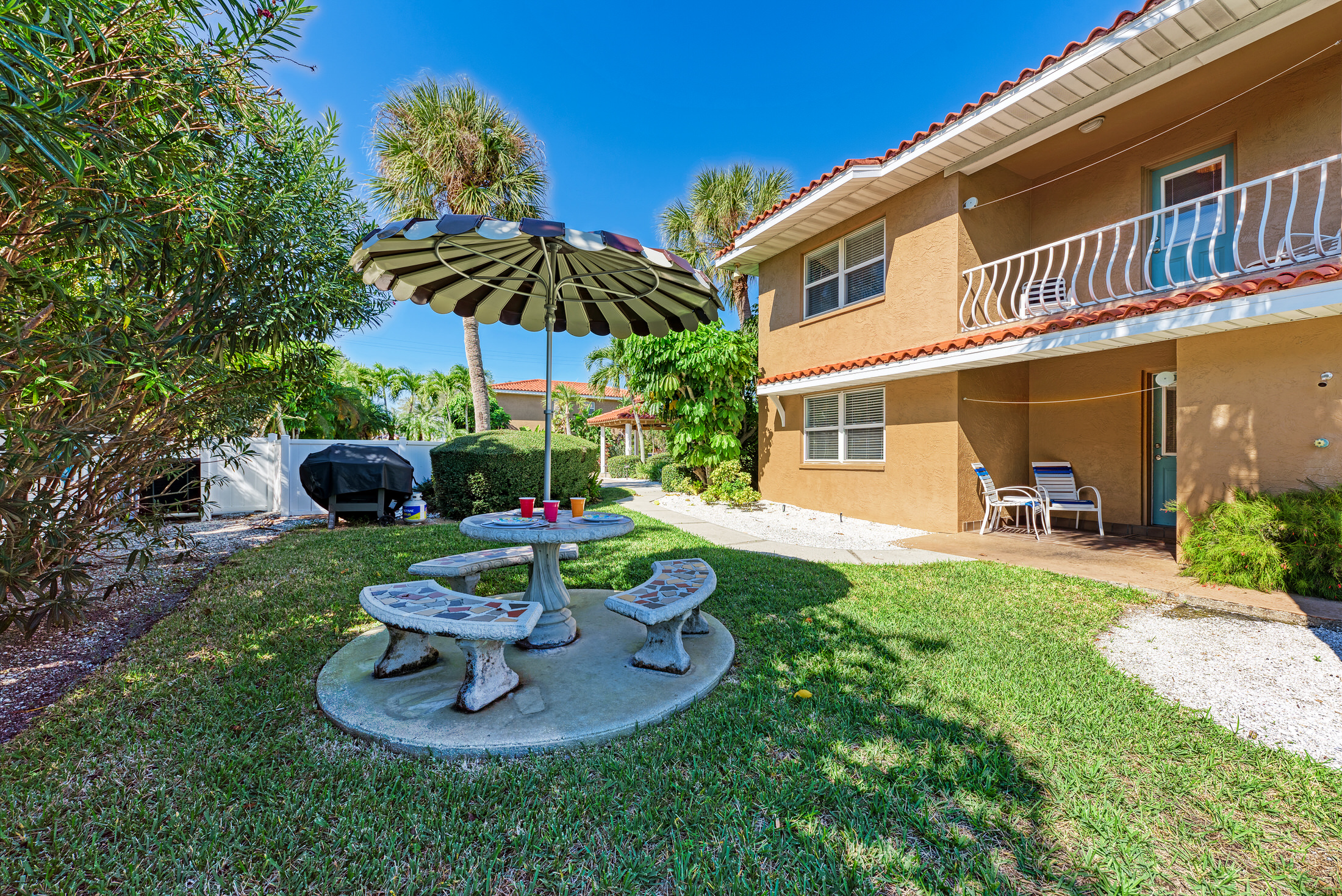 Holmes Beach Vacation Condo Two bedroom Walk  to  Beach