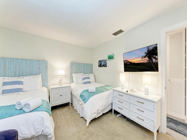 Two Bedroom Gulf Front Vacation Condo in Holmes Beach