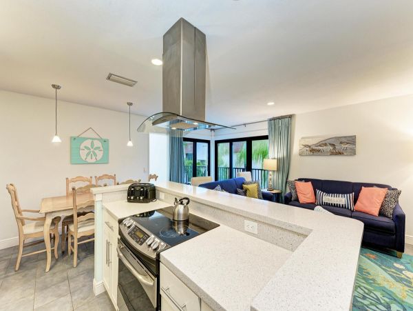 Two Bedroom Gulf Front Vacation Condo in Holmes Beach