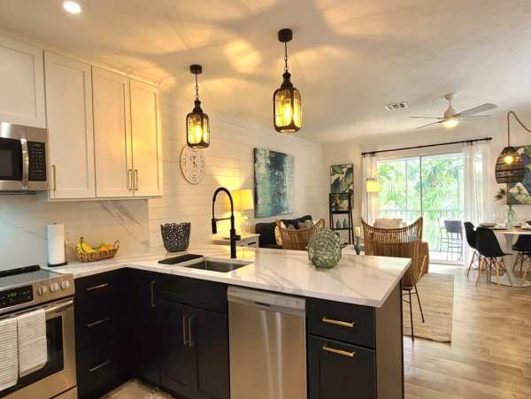 Gorgeous Two Bedroom Townhome Short Walk to Beach
