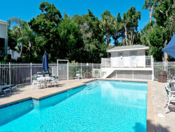 Gorgeous Two Bedroom Townhome Short Walk to Beach