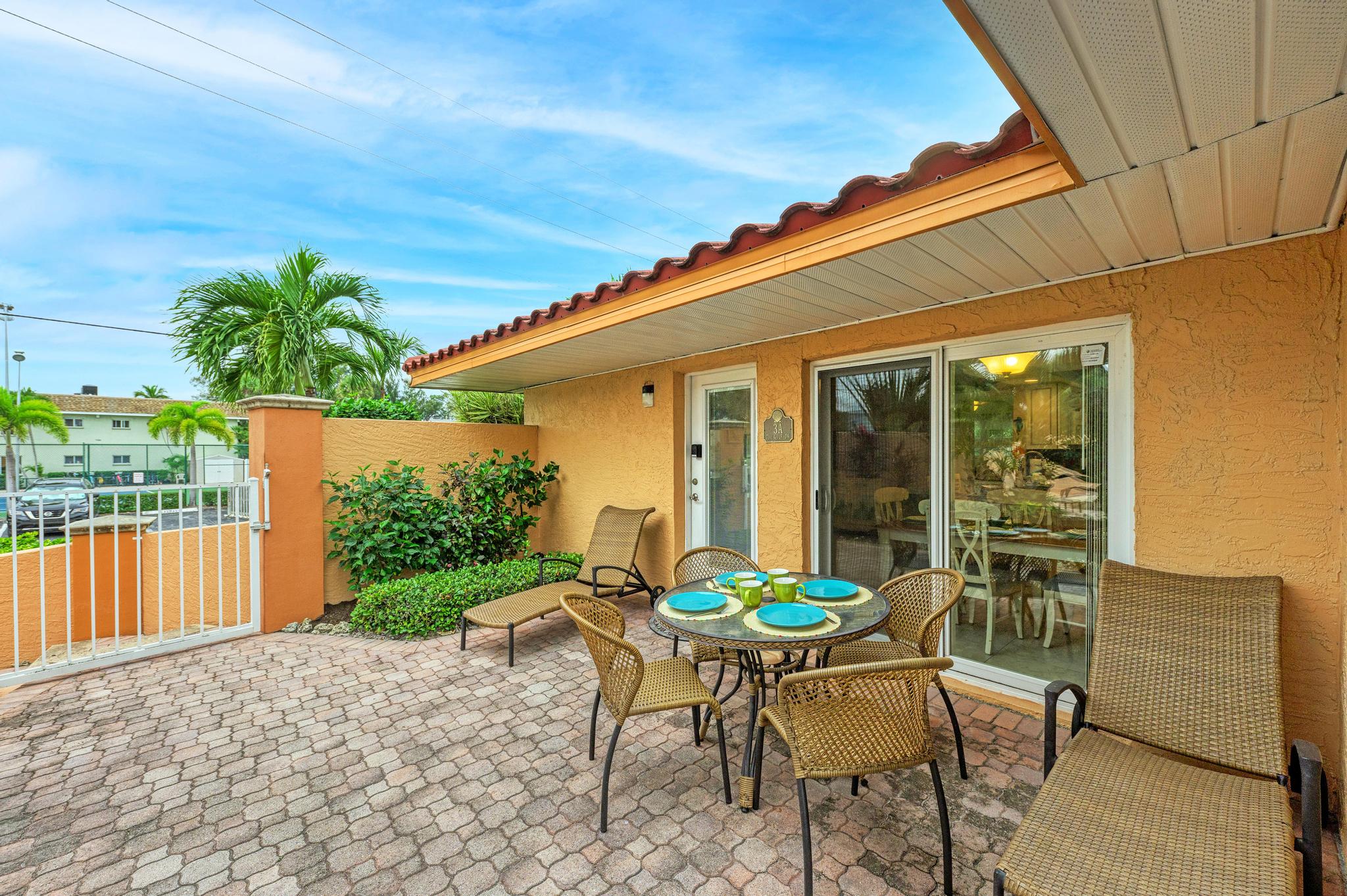 Holmes Beach Vacation Condo One Bedroom Steps to Beach