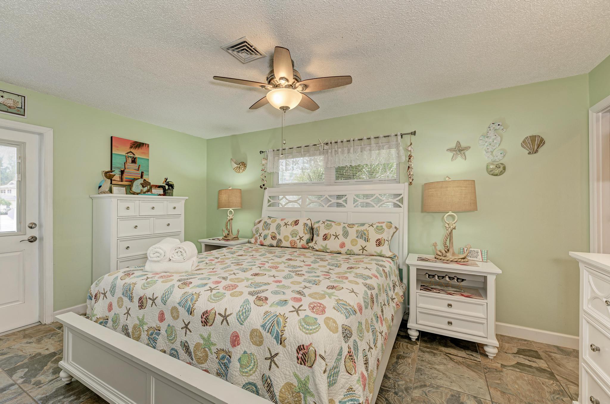 Holmes Beach Vacation Condo One Bedroom Steps to Beach