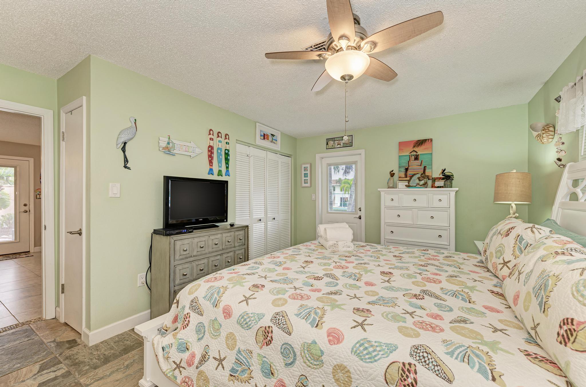 Holmes Beach Vacation Condo One Bedroom Steps to Beach
